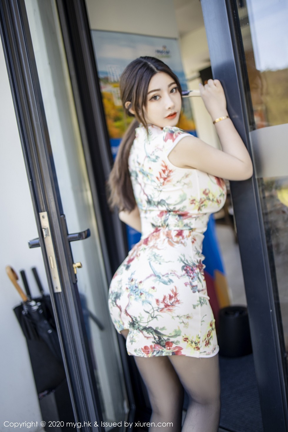 [MyGirl美媛馆]Vol.465_嫩模软软子性感古韵旗袍半脱露情趣内衣吊带黑丝极致诱惑写真52P