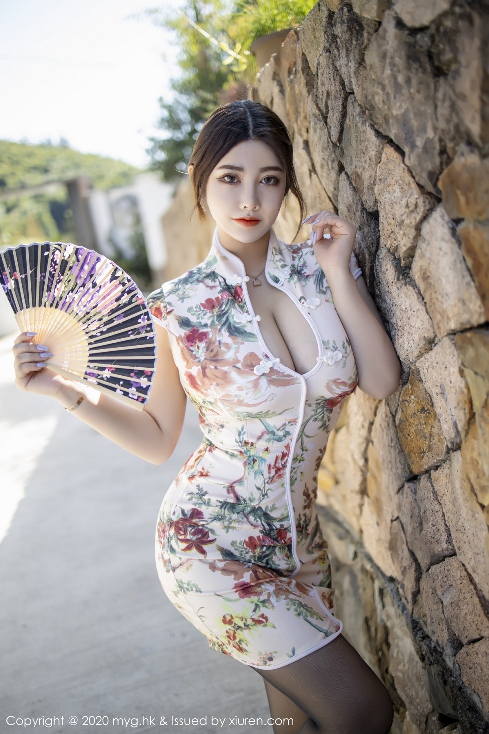 [MyGirl美媛馆]Vol.465_嫩模软软子性感古韵旗袍半脱露情趣内衣吊带黑丝极致诱惑写真52P