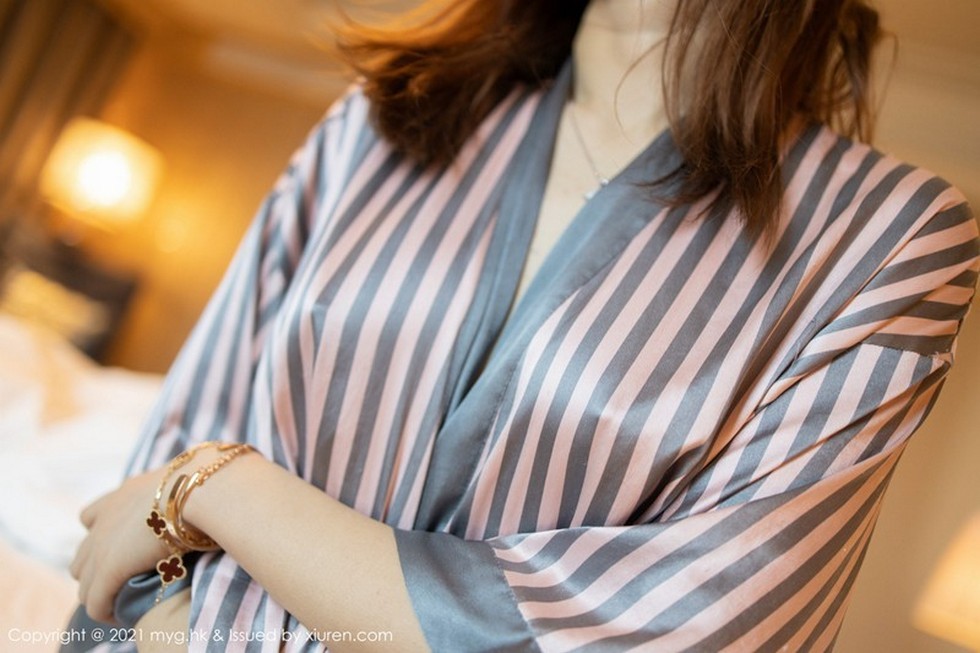 [MyGirl美媛馆]Vol.481_女神Carina梦绮私房浅裹轻透睡衣半撩露豪乳翘臀诱惑写真90P