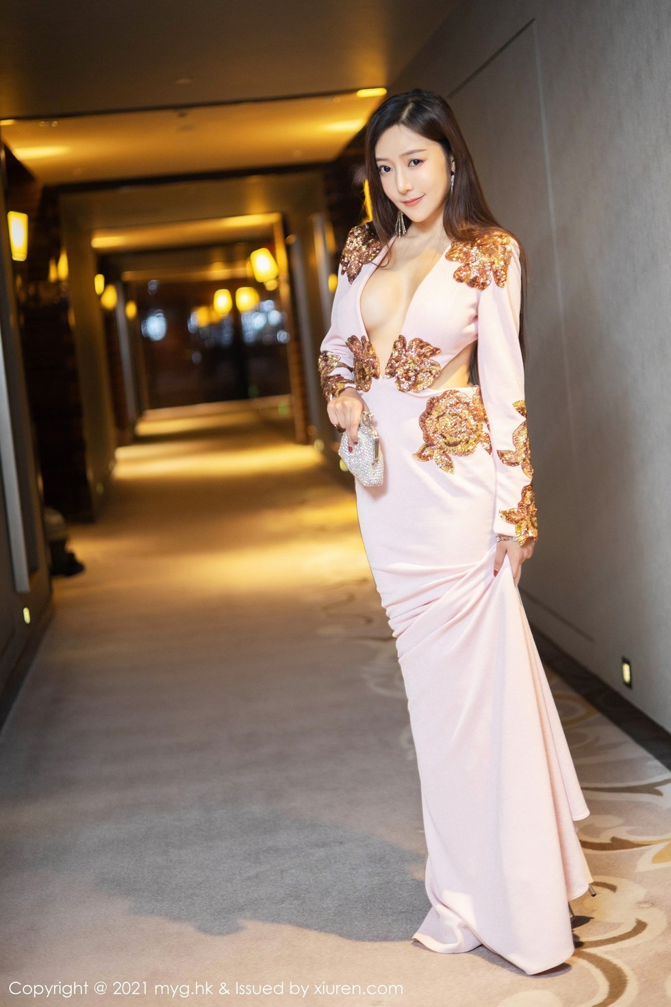 [MyGirl美媛馆]Vol.482_女神王馨瑶yanni古韵旗袍+粉色华丽礼裙秀完美身材诱惑写真63P