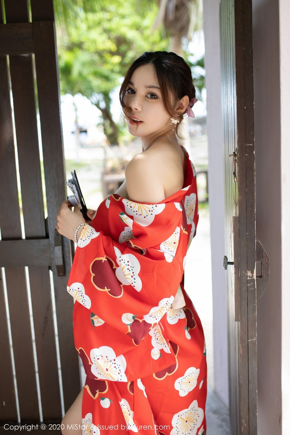 [MiStar魅妍社]Vol.326_嫩模沈佳熹私房鲜艳红色和服半露酥胸白嫩美腿诱惑写真45P
