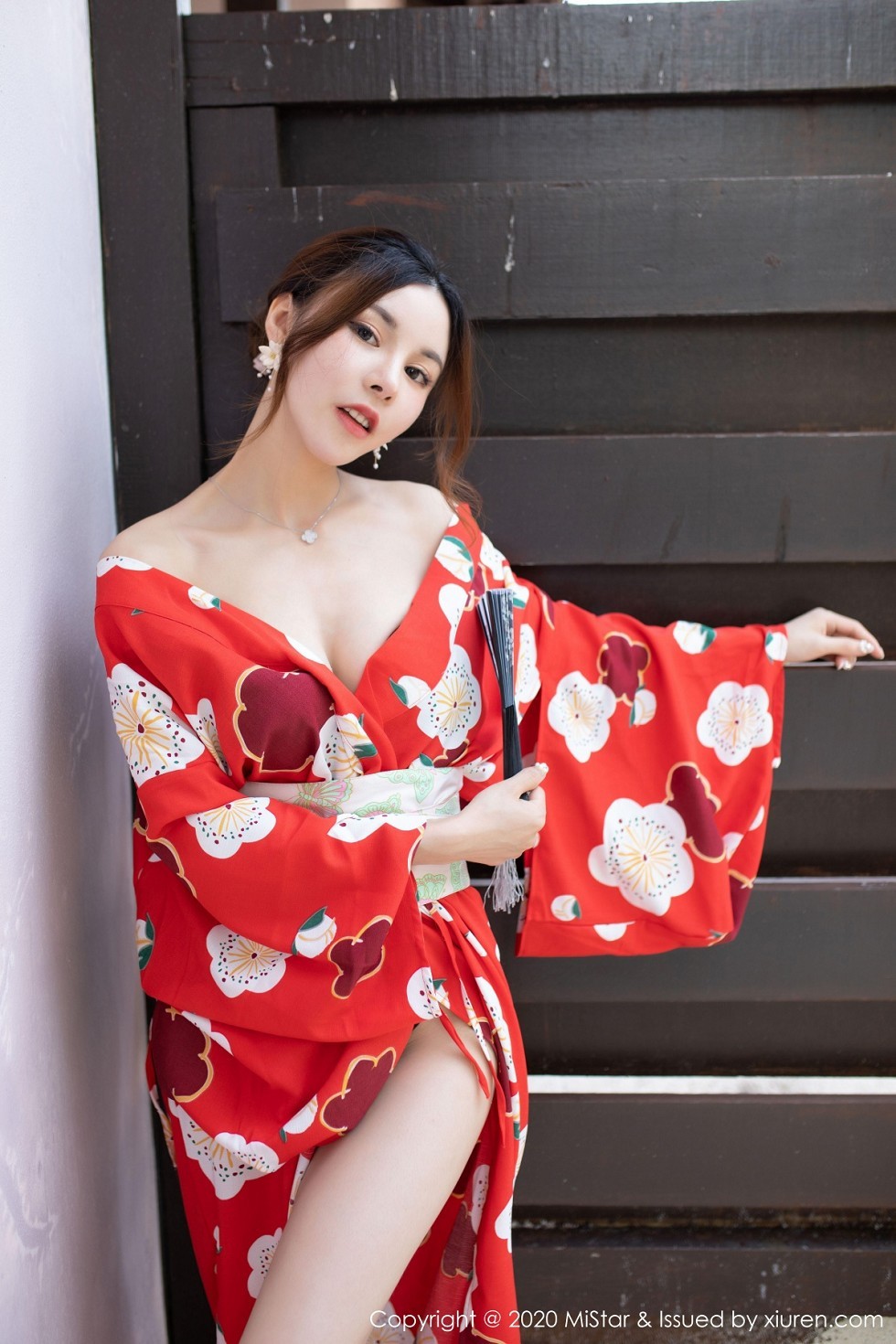[MiStar魅妍社]Vol.326_嫩模沈佳熹私房鲜艳红色和服半露酥胸白嫩美腿诱惑写真45P