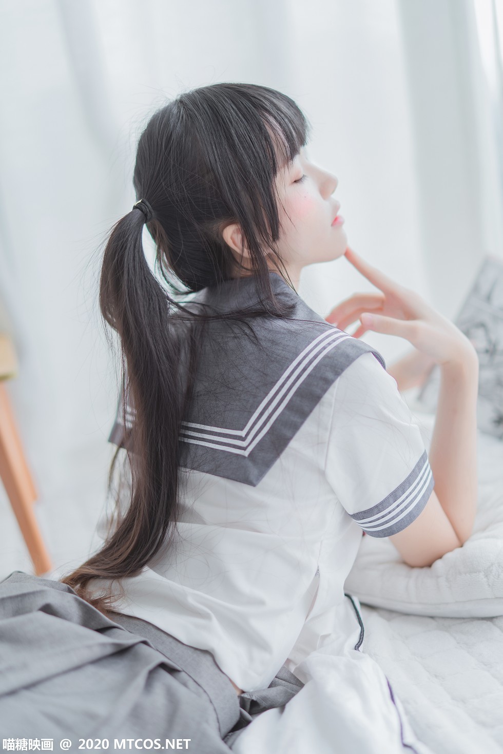 [喵糖映画]Vol.310_马尾辫美少女私房性感水手服饰半撩短裙秀白嫩美腿诱惑写真25P