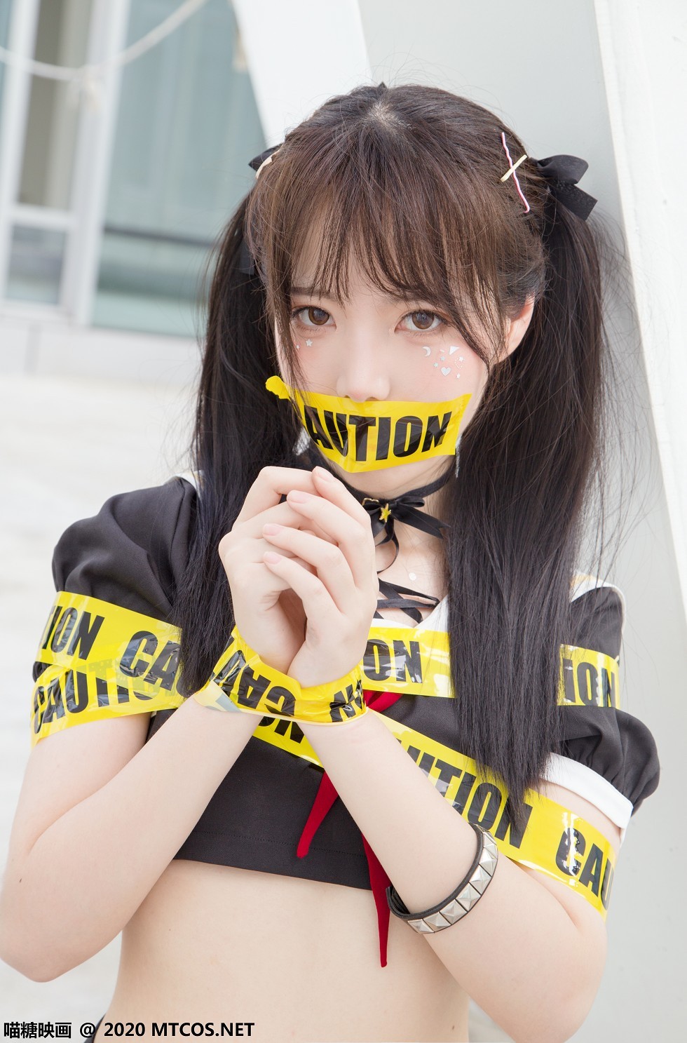 [喵糖映画]Vol.314_魔法少女户外性感黑色制服短裙露白嫩美腿迷人诱惑写真35P