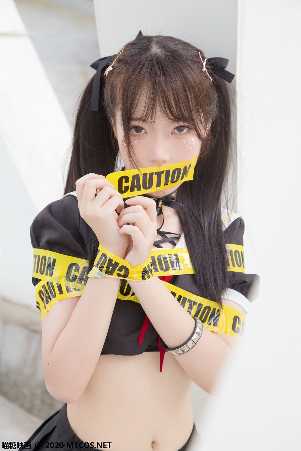 [喵糖映画]Vol.314_魔法少女户外性感黑色制服短裙露白嫩美腿迷人诱惑写真35P