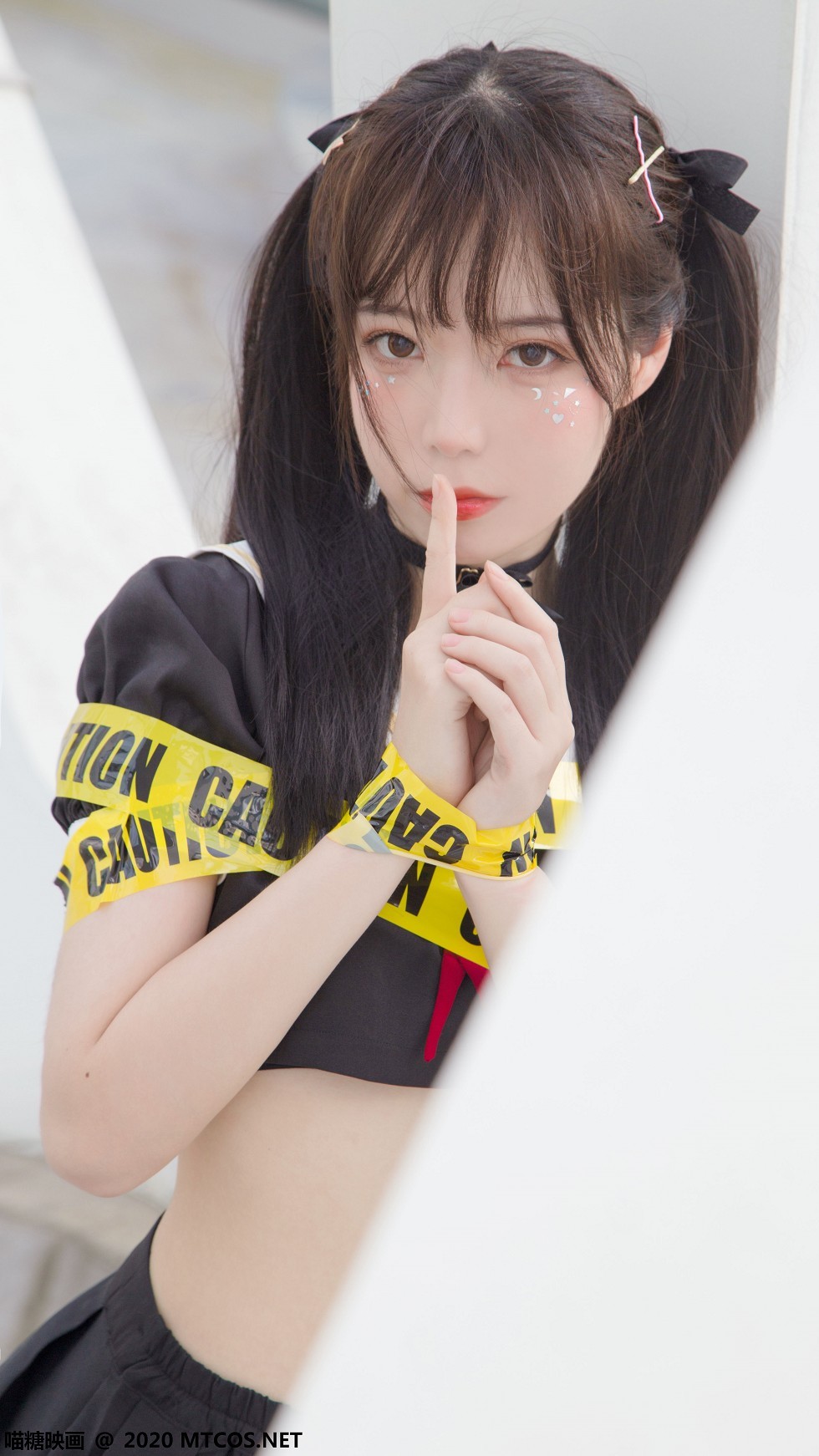 [喵糖映画]Vol.314_魔法少女户外性感黑色制服短裙露白嫩美腿迷人诱惑写真35P