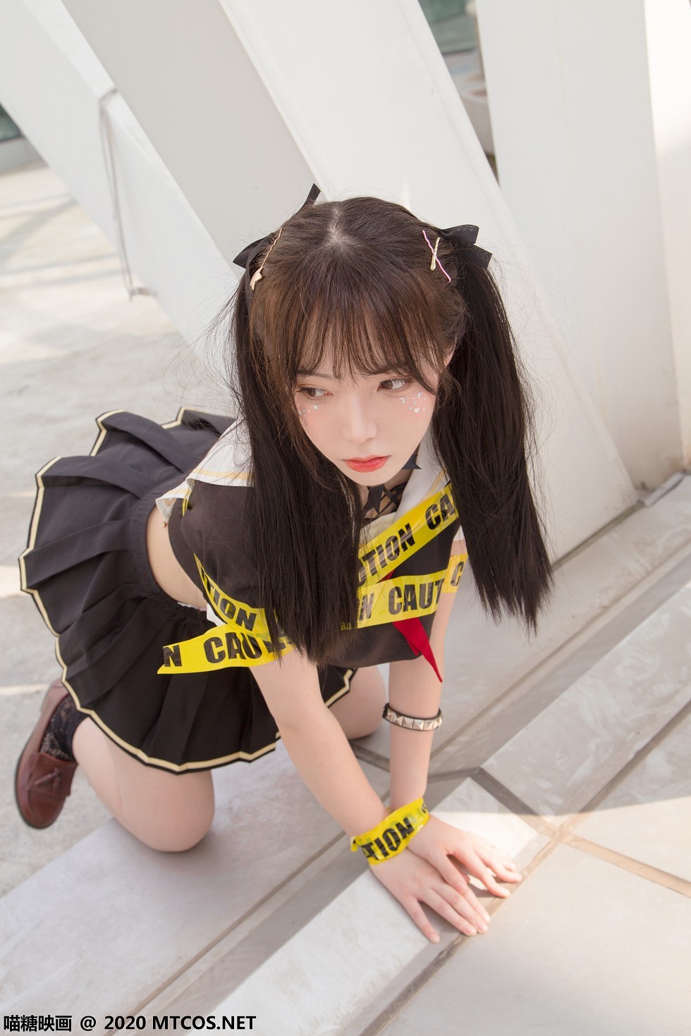 [喵糖映画]Vol.314_魔法少女户外性感黑色制服短裙露白嫩美腿迷人诱惑写真35P