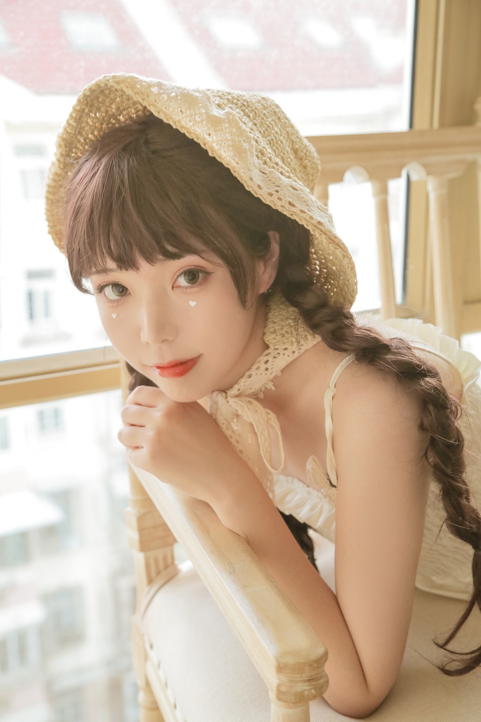 [喵糖映画]Vol.315_草帽美少女居家私房性感白色吊带连身裙秀白嫩肌肤迷人写真40P