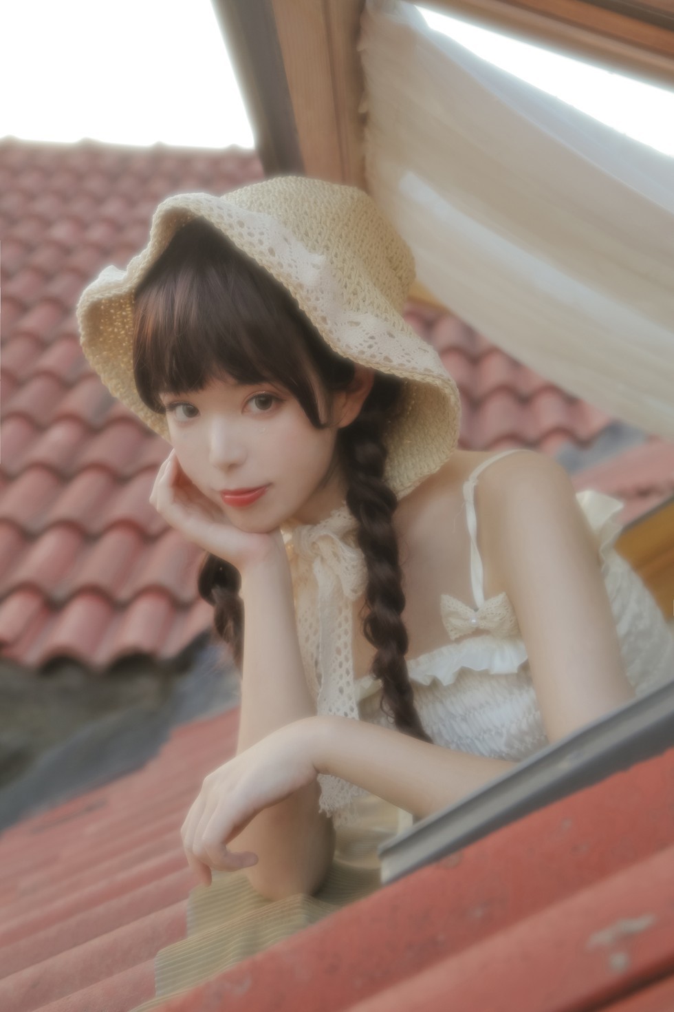 [喵糖映画]Vol.315_草帽美少女居家私房性感白色吊带连身裙秀白嫩肌肤迷人写真40P
