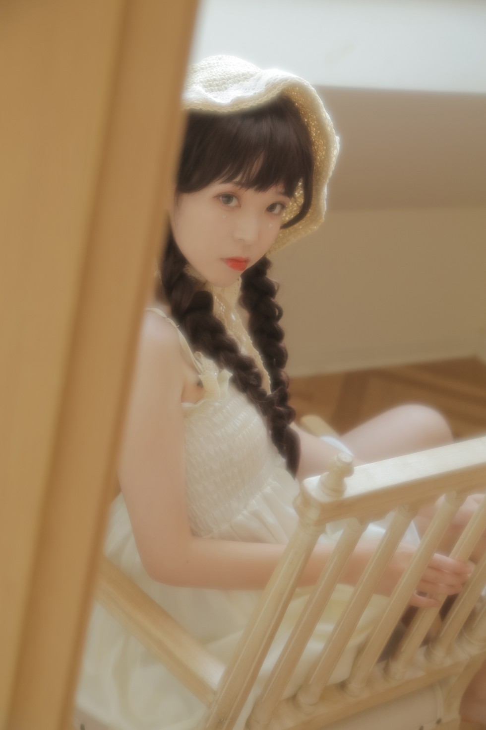 [喵糖映画]Vol.315_草帽美少女居家私房性感白色吊带连身裙秀白嫩肌肤迷人写真40P