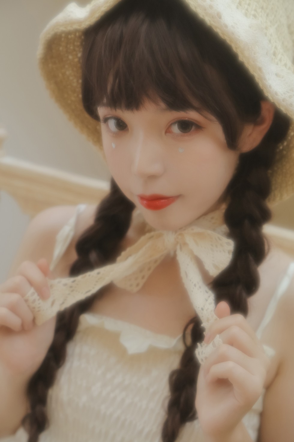 [喵糖映画]Vol.315_草帽美少女居家私房性感白色吊带连身裙秀白嫩肌肤迷人写真40P