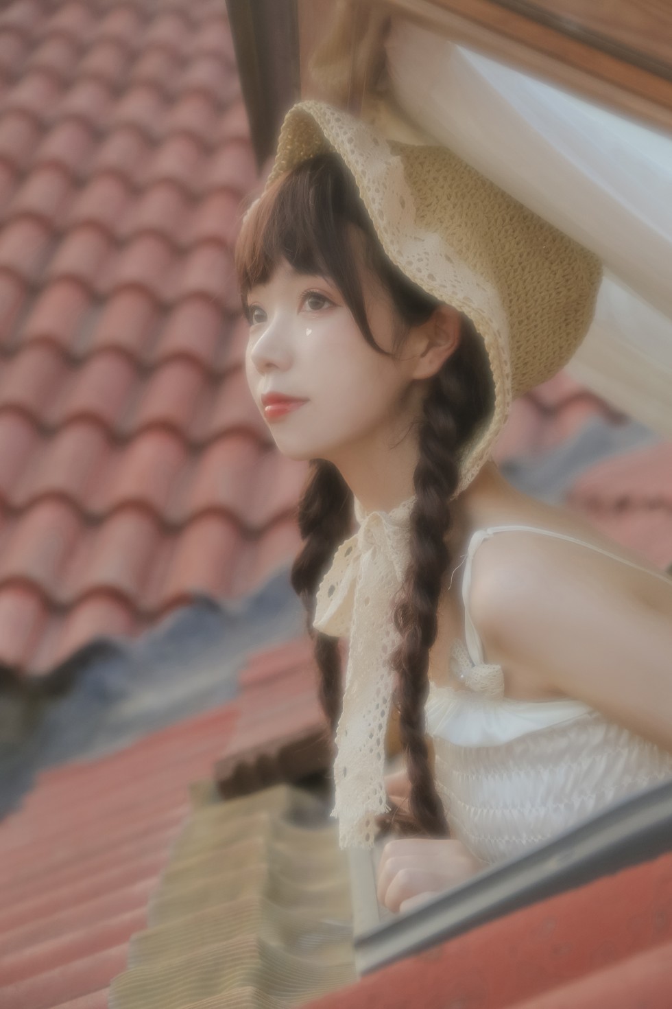 [喵糖映画]Vol.315_草帽美少女居家私房性感白色吊带连身裙秀白嫩肌肤迷人写真40P