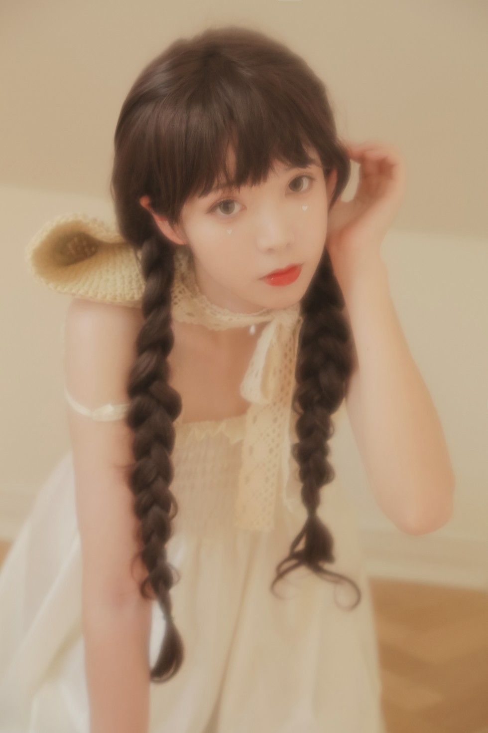 [喵糖映画]Vol.315_草帽美少女居家私房性感白色吊带连身裙秀白嫩肌肤迷人写真40P