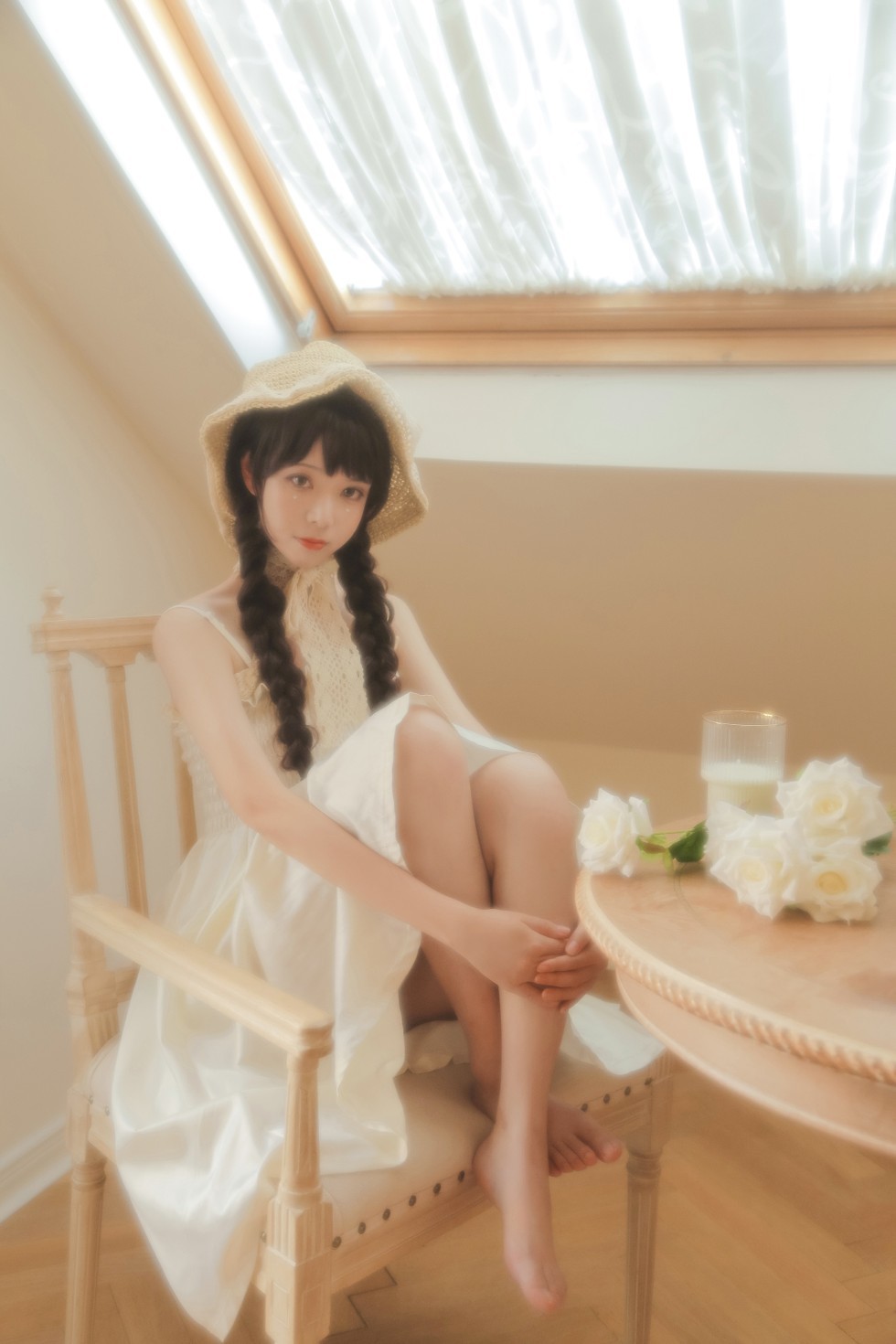 [喵糖映画]Vol.315_草帽美少女居家私房性感白色吊带连身裙秀白嫩肌肤迷人写真40P