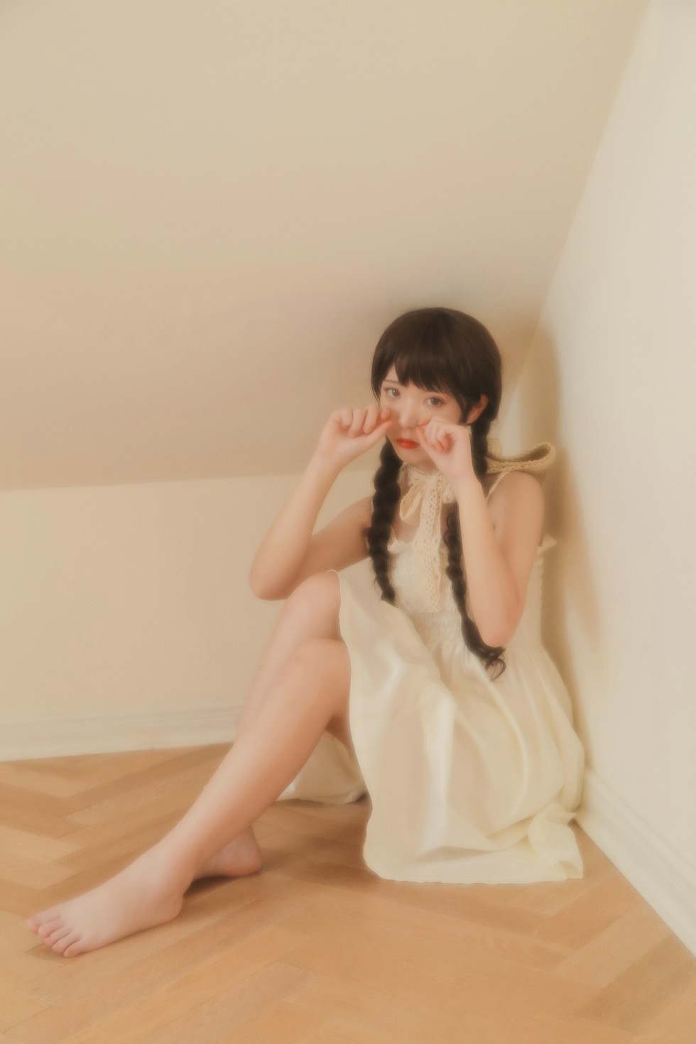 [喵糖映画]Vol.315_草帽美少女居家私房性感白色吊带连身裙秀白嫩肌肤迷人写真40P