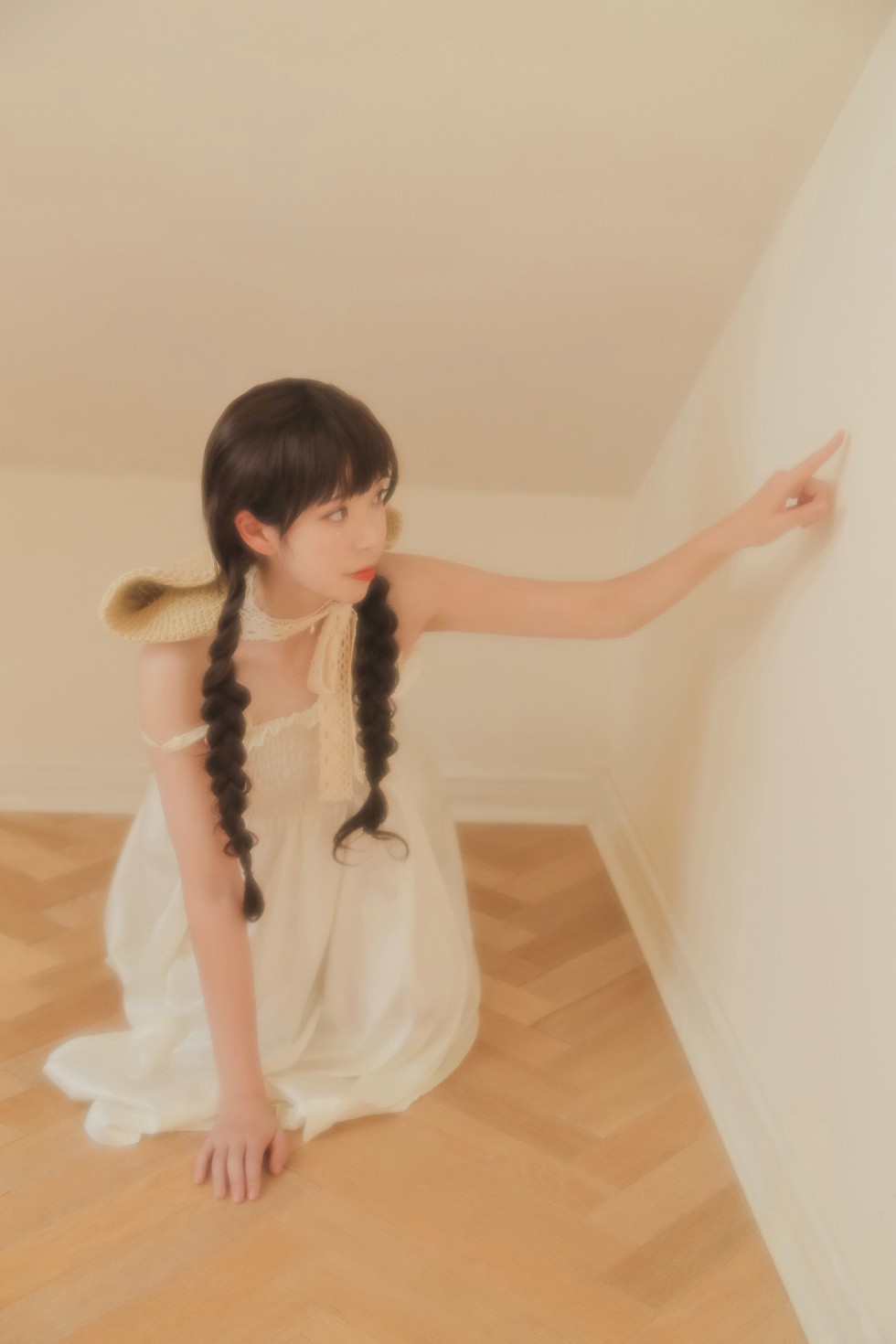 [喵糖映画]Vol.315_草帽美少女居家私房性感白色吊带连身裙秀白嫩肌肤迷人写真40P