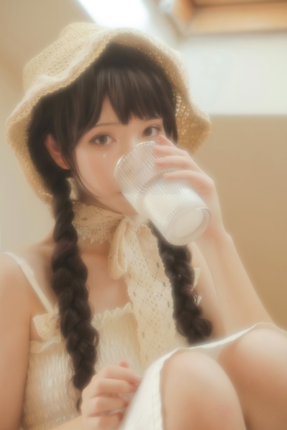 [喵糖映画]Vol.315_草帽美少女居家私房性感白色吊带连身裙秀白嫩肌肤迷人写真40P