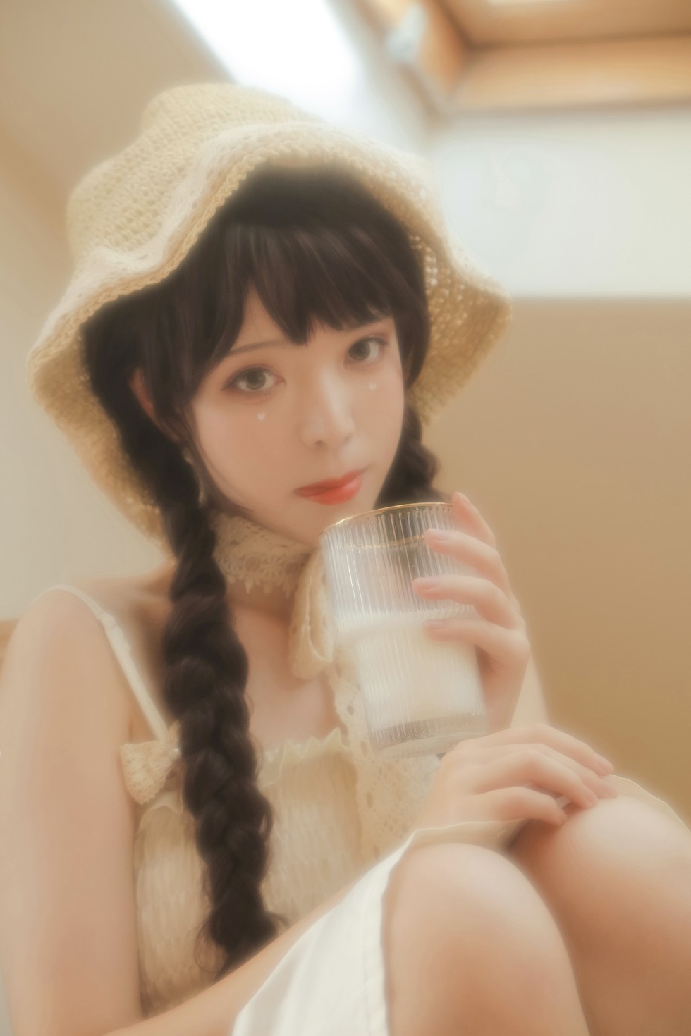 [喵糖映画]Vol.315_草帽美少女居家私房性感白色吊带连身裙秀白嫩肌肤迷人写真40P
