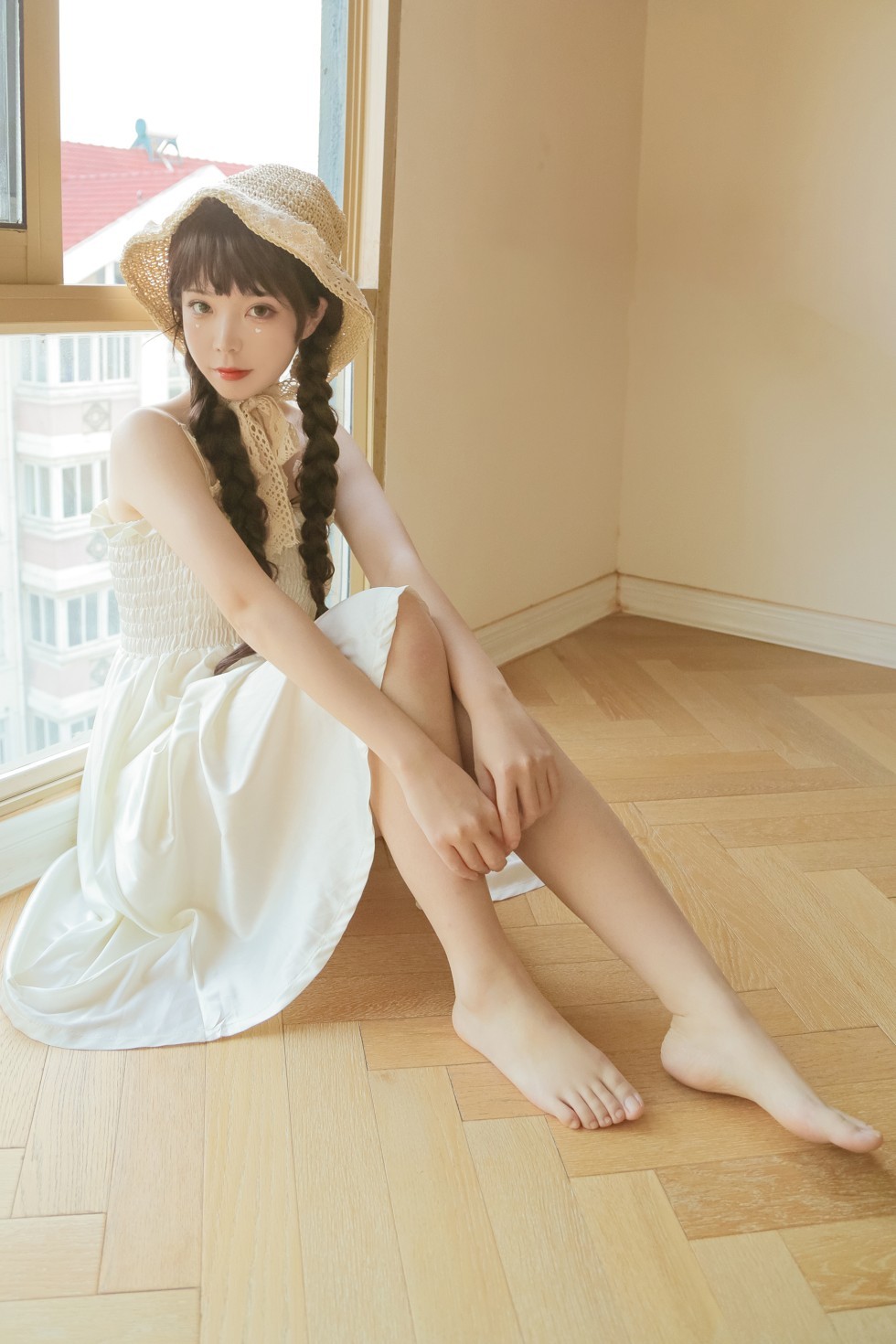 [喵糖映画]Vol.315_草帽美少女居家私房性感白色吊带连身裙秀白嫩肌肤迷人写真40P