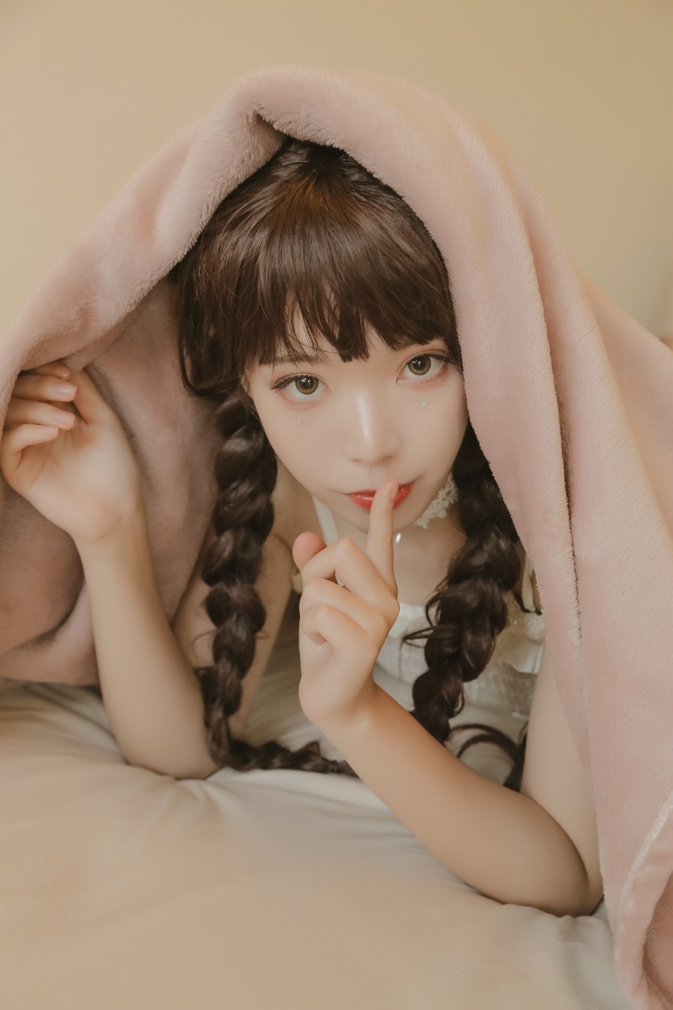 [喵糖映画]Vol.315_草帽美少女居家私房性感白色吊带连身裙秀白嫩肌肤迷人写真40P