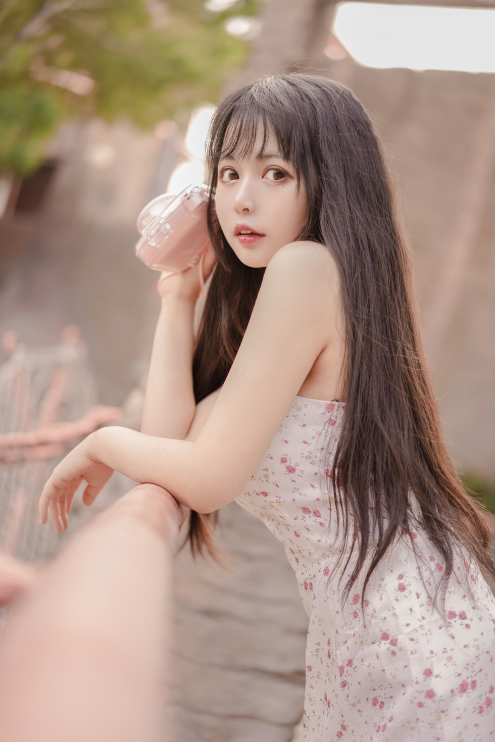 [喵糖映画]Vol.318_花色吊带连身裙美少女户外低胸秀白嫩肌肤完美身材性感写真26P