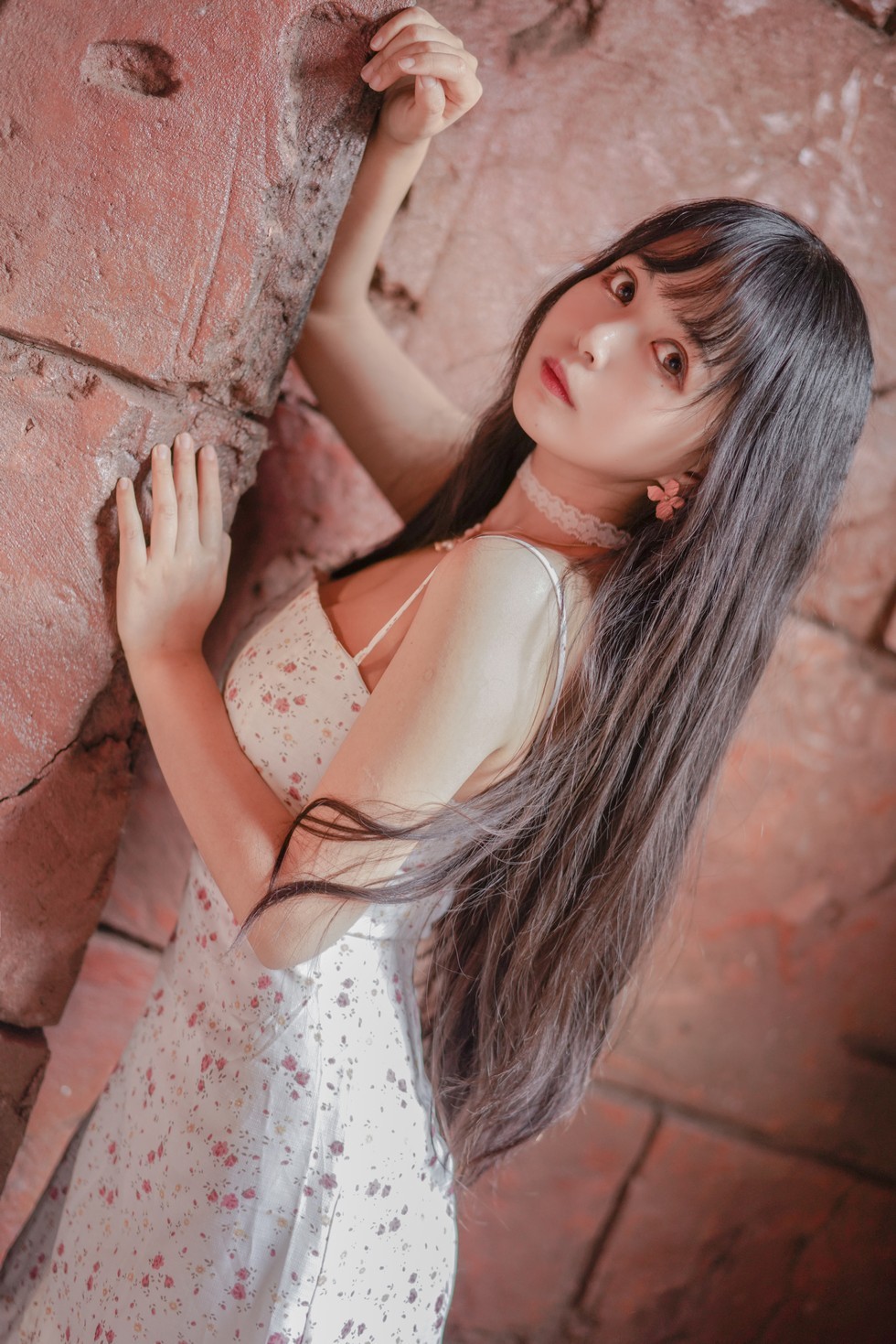 [喵糖映画]Vol.318_花色吊带连身裙美少女户外低胸秀白嫩肌肤完美身材性感写真26P