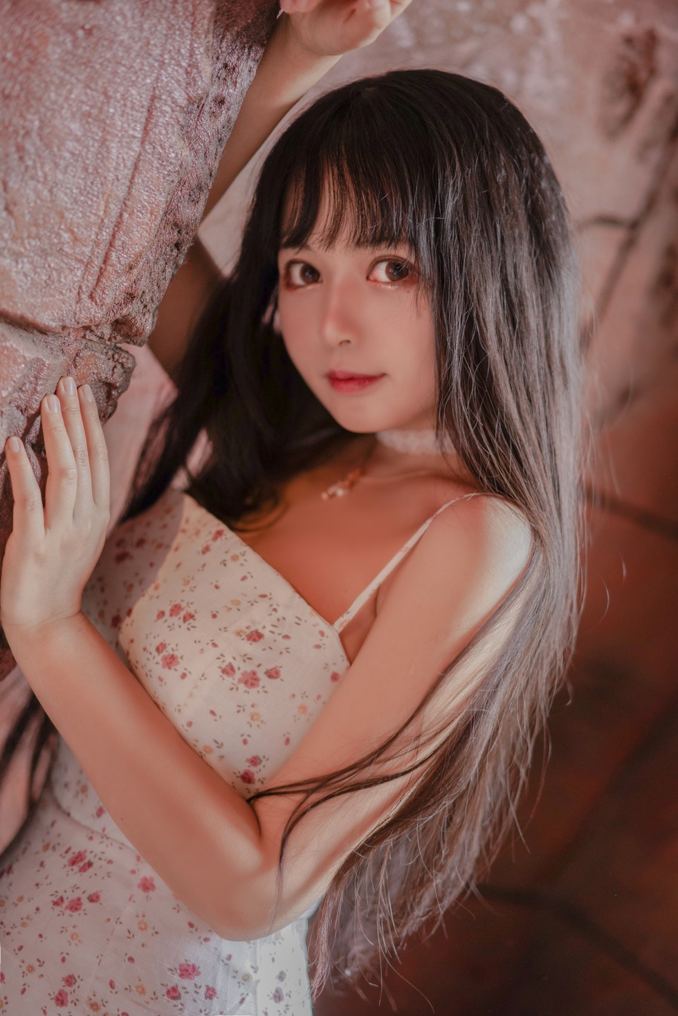 [喵糖映画]Vol.318_花色吊带连身裙美少女户外低胸秀白嫩肌肤完美身材性感写真26P