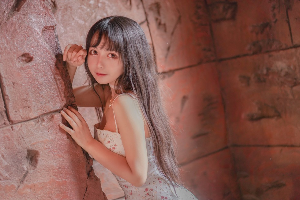 [喵糖映画]Vol.318_花色吊带连身裙美少女户外低胸秀白嫩肌肤完美身材性感写真26P