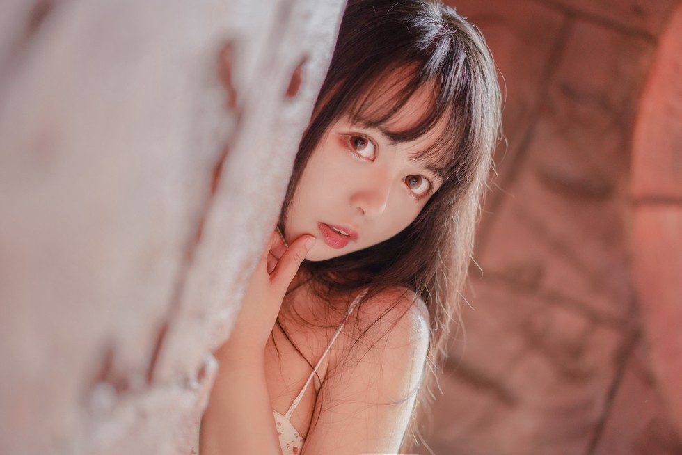[喵糖映画]Vol.318_花色吊带连身裙美少女户外低胸秀白嫩肌肤完美身材性感写真26P