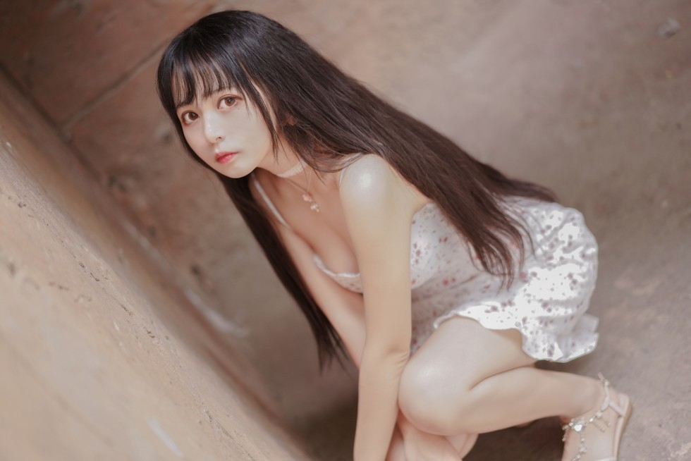 [喵糖映画]Vol.318_花色吊带连身裙美少女户外低胸秀白嫩肌肤完美身材性感写真26P