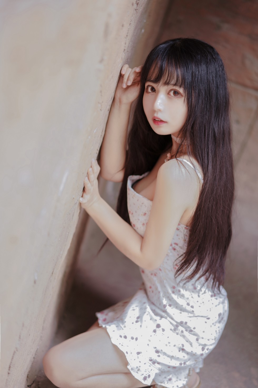 [喵糖映画]Vol.318_花色吊带连身裙美少女户外低胸秀白嫩肌肤完美身材性感写真26P