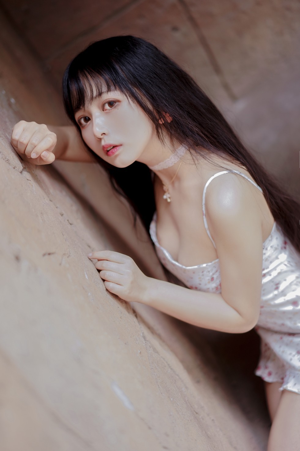 [喵糖映画]Vol.318_花色吊带连身裙美少女户外低胸秀白嫩肌肤完美身材性感写真26P