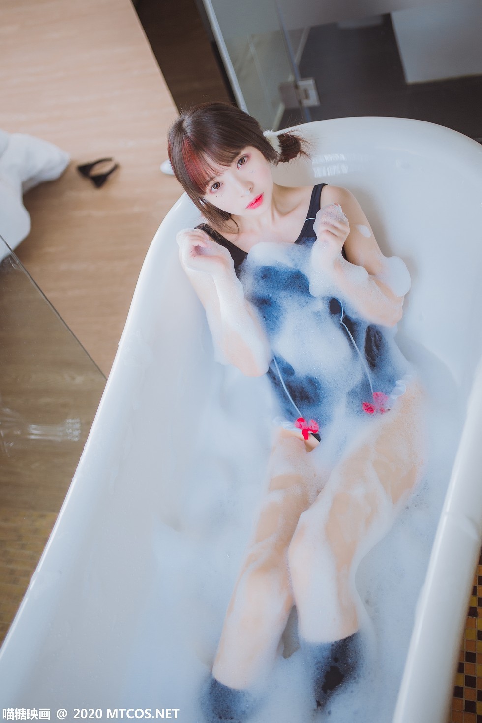 [喵糖映画]Vol.320_黑色死库水美少女私房浴缸里泡泡浴短袜秀白嫩美腿性感写真28P