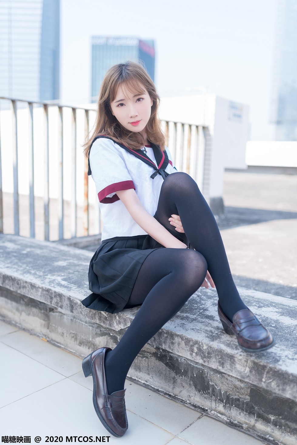 [喵糖映画]Vol.322_性感美少女户外天台学生制服黑短裙配黑丝裤袜秀美腿写真46P