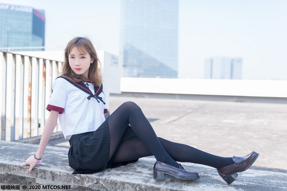[喵糖映画]Vol.322_性感美少女户外天台学生制服黑短裙配黑丝裤袜秀美腿写真46P