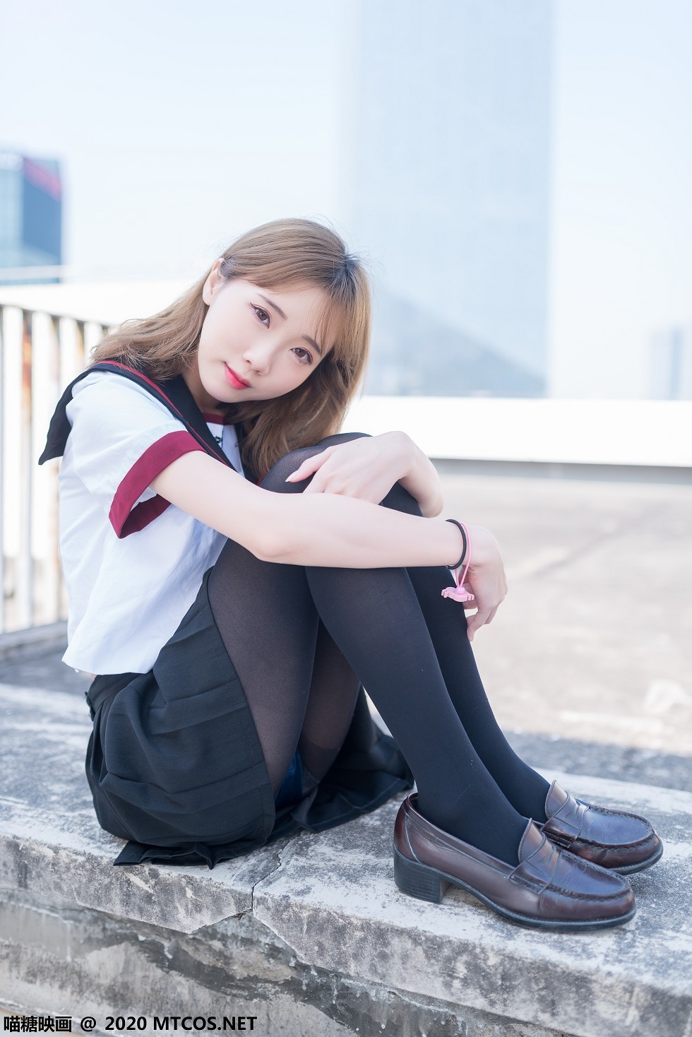 [喵糖映画]Vol.322_性感美少女户外天台学生制服黑短裙配黑丝裤袜秀美腿写真46P