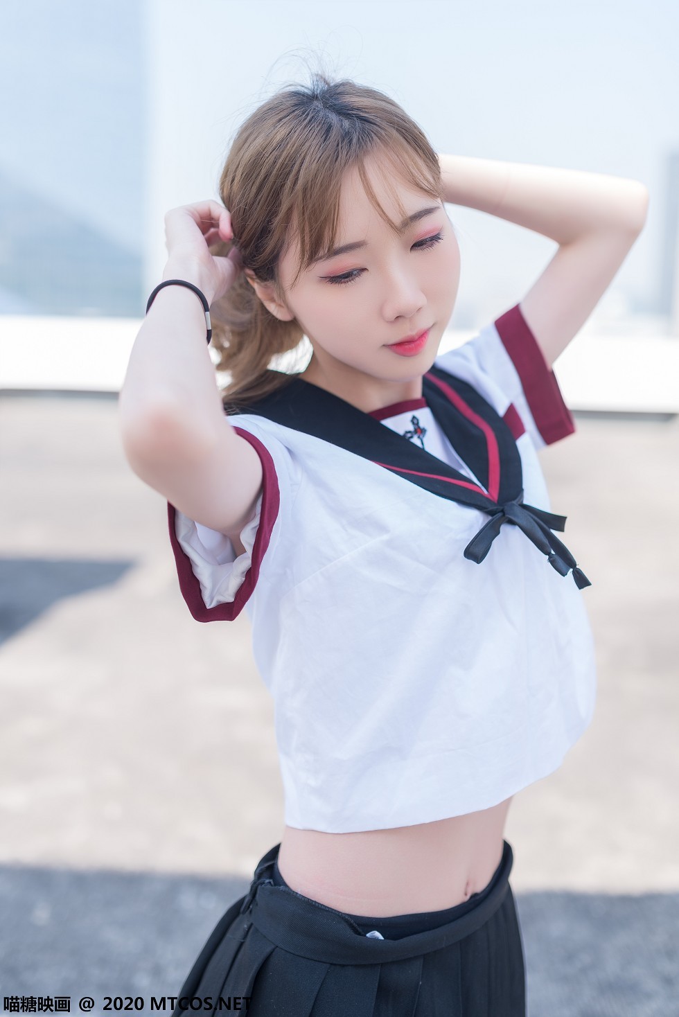 [喵糖映画]Vol.322_性感美少女户外天台学生制服黑短裙配黑丝裤袜秀美腿写真46P