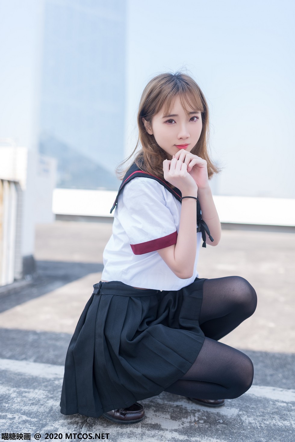 [喵糖映画]Vol.322_性感美少女户外天台学生制服黑短裙配黑丝裤袜秀美腿写真46P