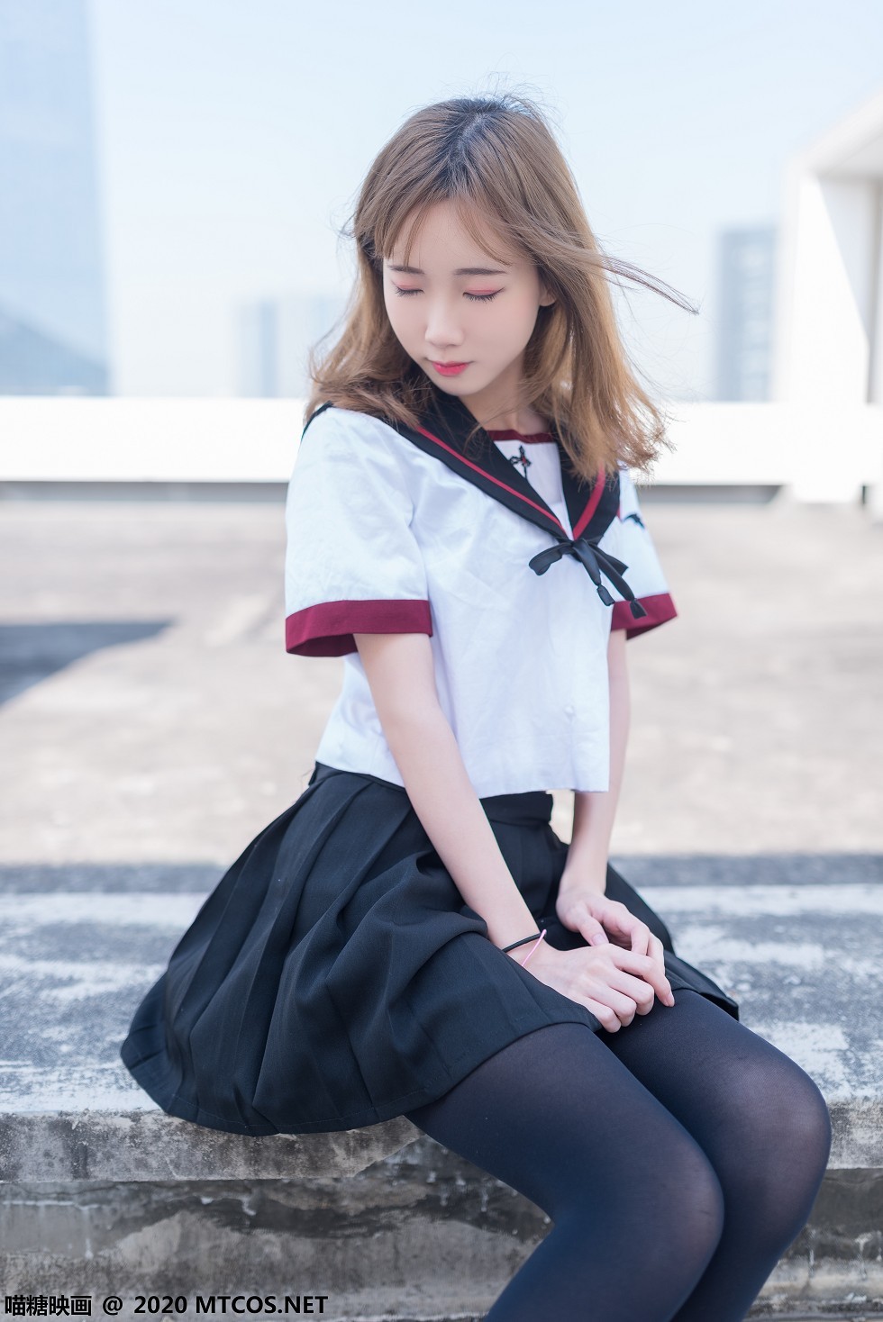 [喵糖映画]Vol.322_性感美少女户外天台学生制服黑短裙配黑丝裤袜秀美腿写真46P