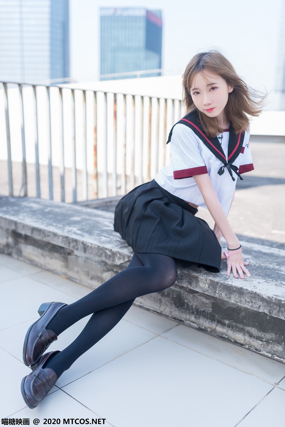 [喵糖映画]Vol.322_性感美少女户外天台学生制服黑短裙配黑丝裤袜秀美腿写真46P