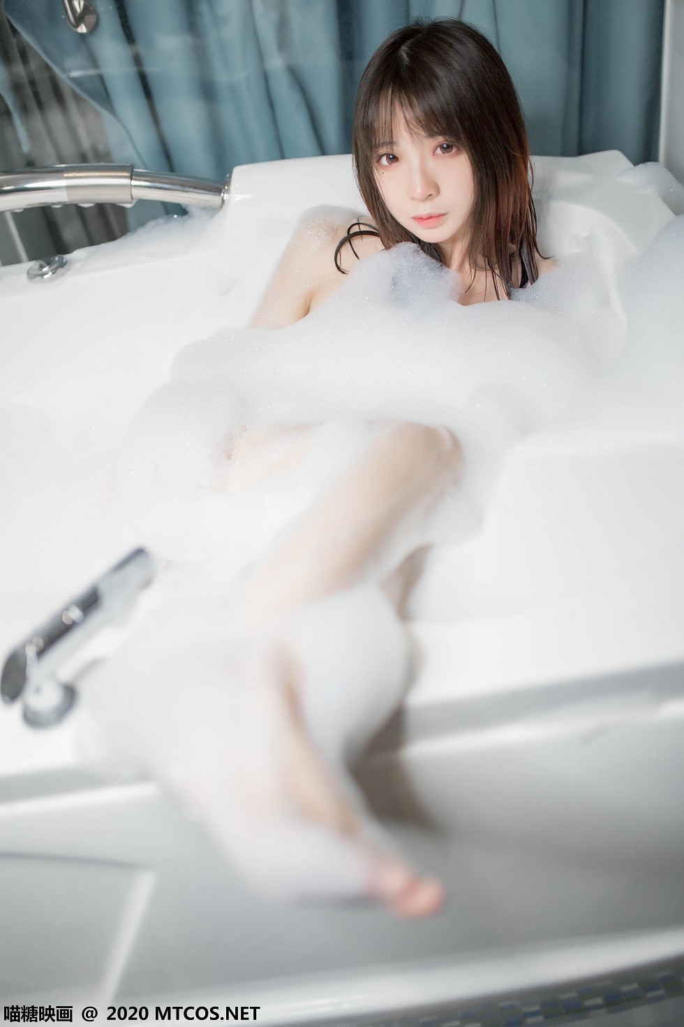 [喵糖映画]Vol.323_秀发美少女居家私房浴缸里性感泡泡浴秀白嫩肌肤诱惑写真20P
