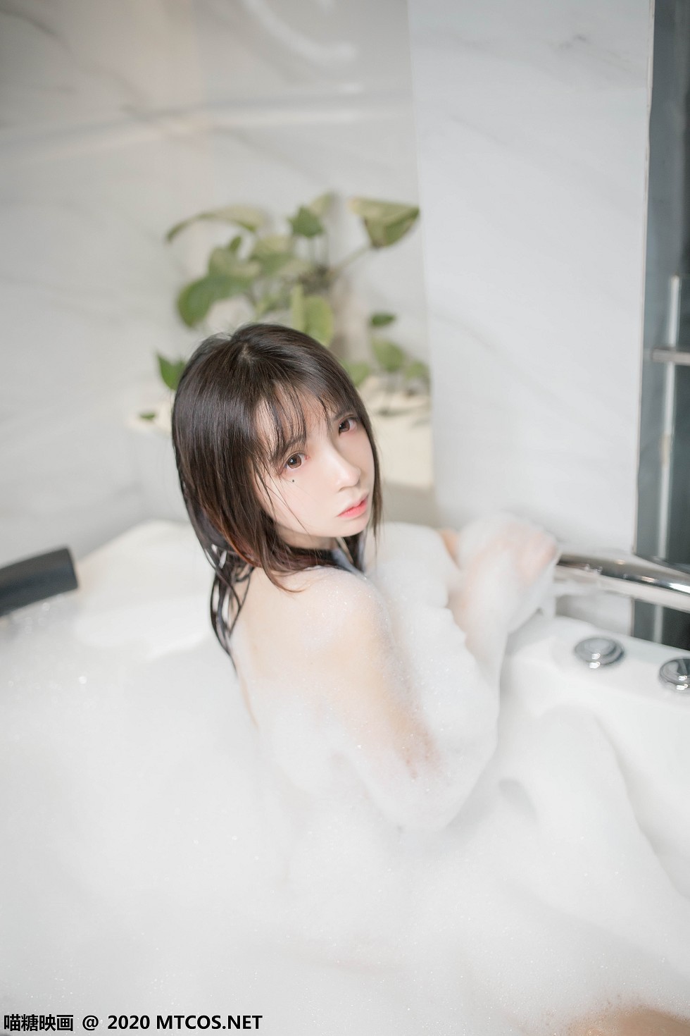[喵糖映画]Vol.323_秀发美少女居家私房浴缸里性感泡泡浴秀白嫩肌肤诱惑写真20P