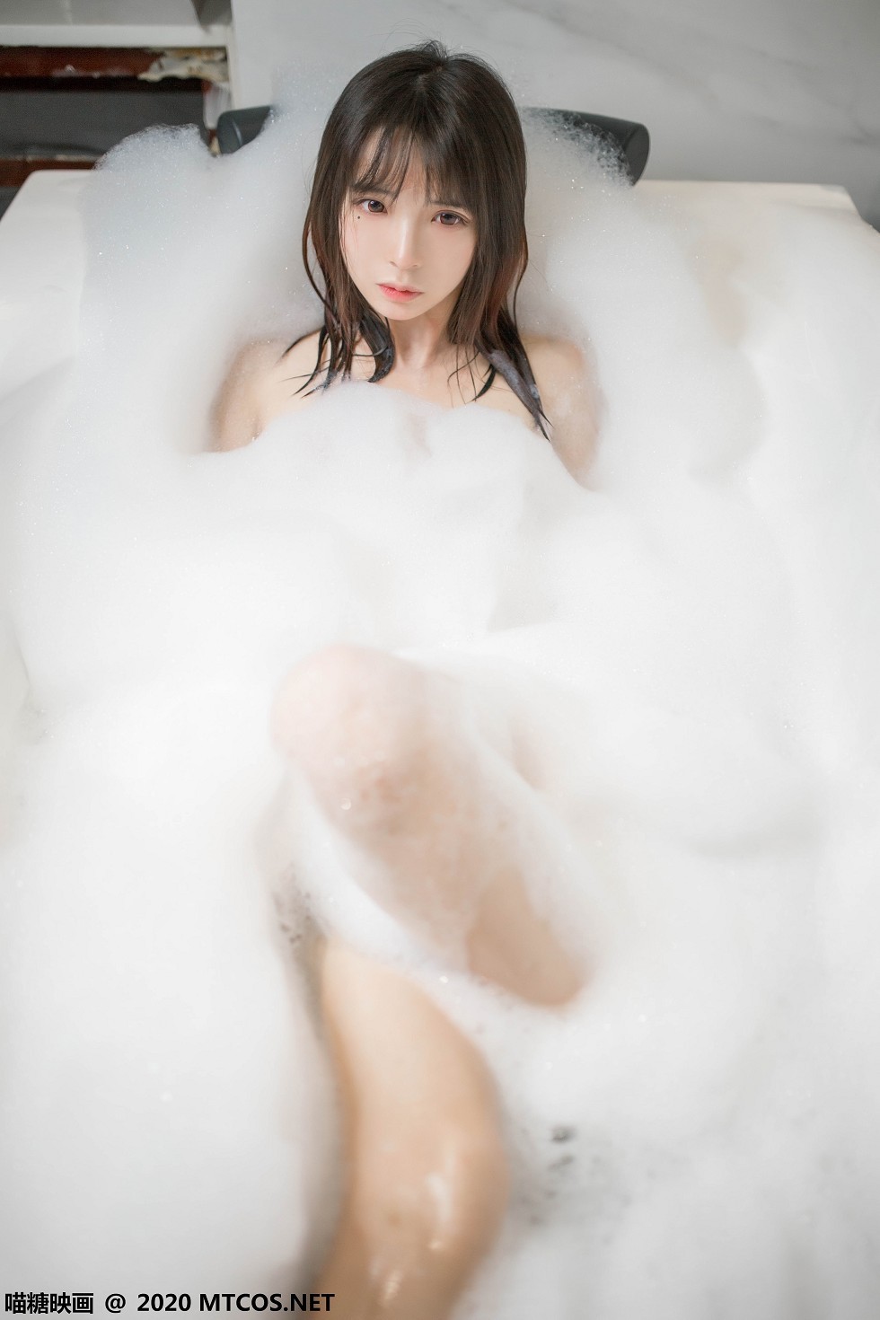 [喵糖映画]Vol.323_秀发美少女居家私房浴缸里性感泡泡浴秀白嫩肌肤诱惑写真20P