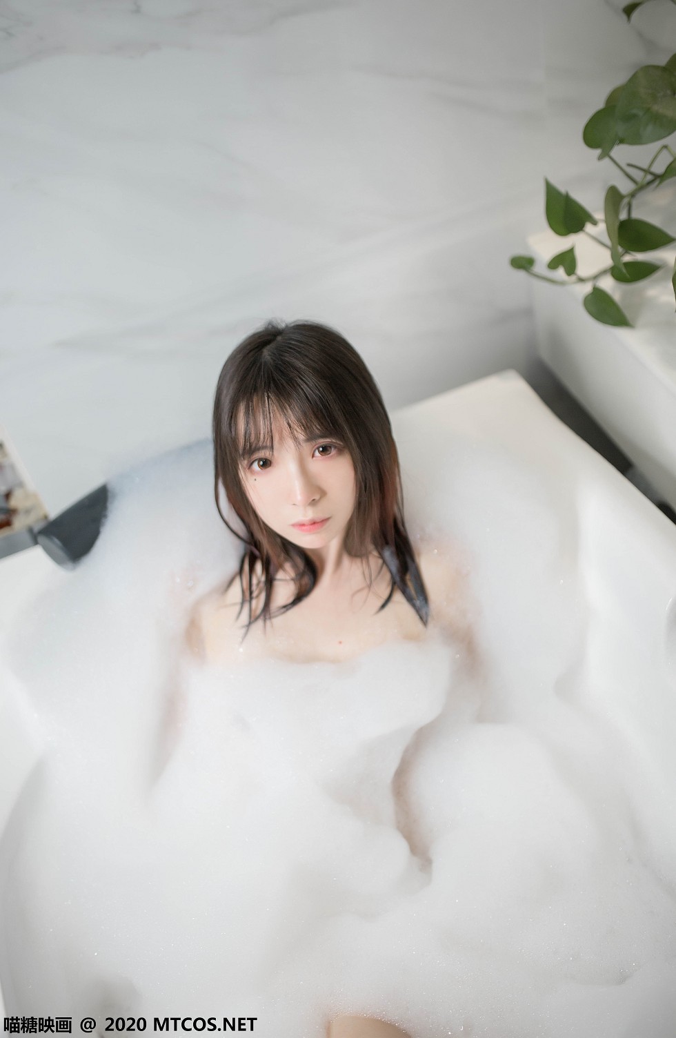 [喵糖映画]Vol.323_秀发美少女居家私房浴缸里性感泡泡浴秀白嫩肌肤诱惑写真20P