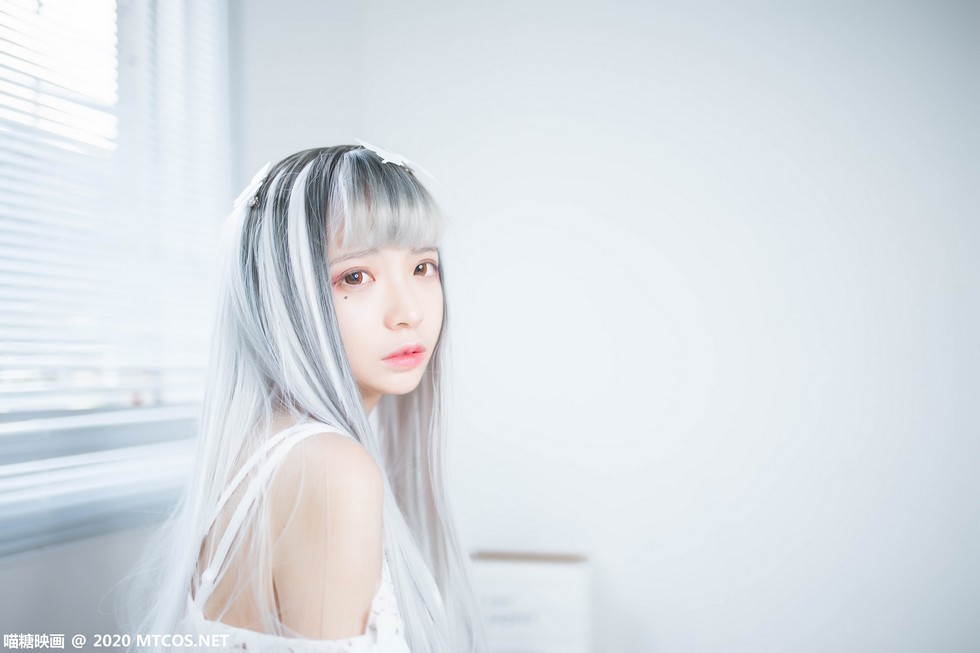 [喵糖映画]Vol.325_长发美少女居家私房性感白色薄纱裙秀白嫩肌肤诱惑写真25P