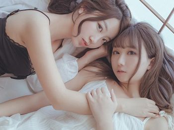 Vol.327_清爽美少女卧室私人闺蜜情谊主题黑白睡衣秀完美身材迷人写真20P