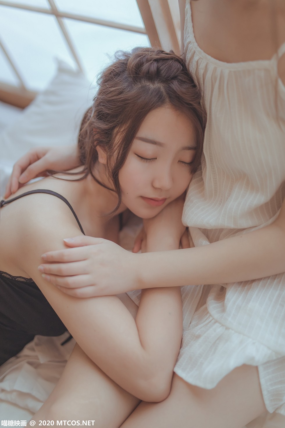 [喵糖映画]Vol.327_清爽美少女居家私房闺蜜情谊主题黑白睡衣秀完美身材迷人写真20P