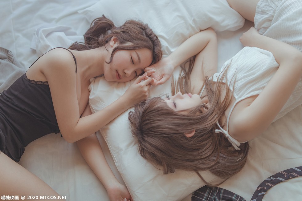[喵糖映画]Vol.327_清爽美少女居家私房闺蜜情谊主题黑白睡衣秀完美身材迷人写真20P