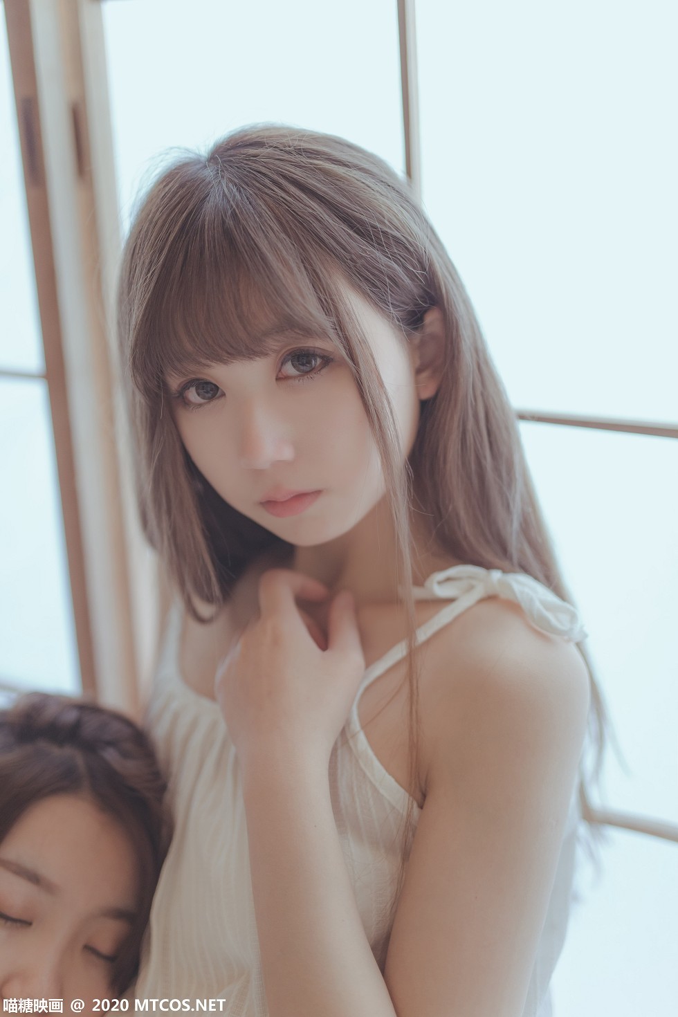 [喵糖映画]Vol.327_清爽美少女居家私房闺蜜情谊主题黑白睡衣秀完美身材迷人写真20P