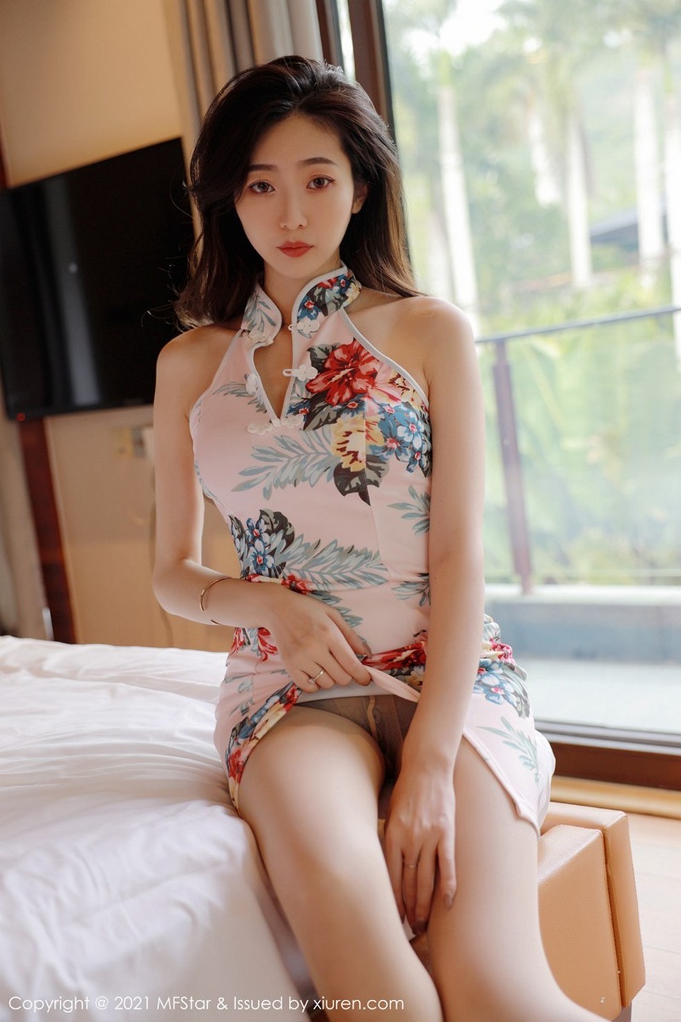[MFStar模范学院]Vol.431_嫩模安琪Yee三亚旅拍华丽典雅旗袍配肉丝裤袜完美诱惑写真45P